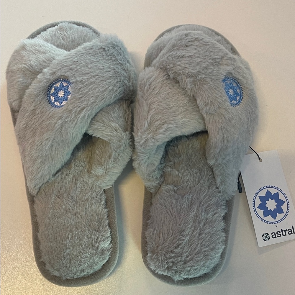 NWT Club Pilates Astral Plush Crisscross Slippers in Light Gray MED 38/39